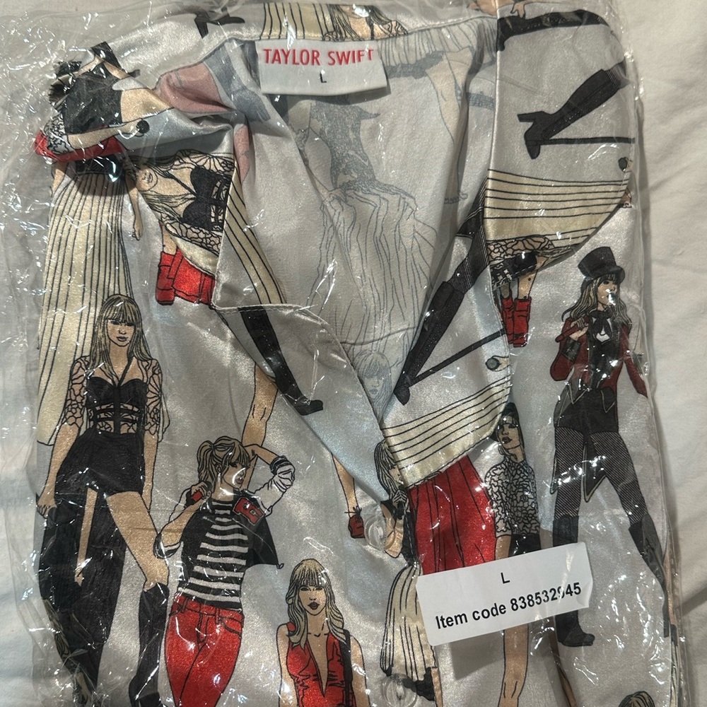Taylor Swift Red pj set size large. Never worn, brand new!